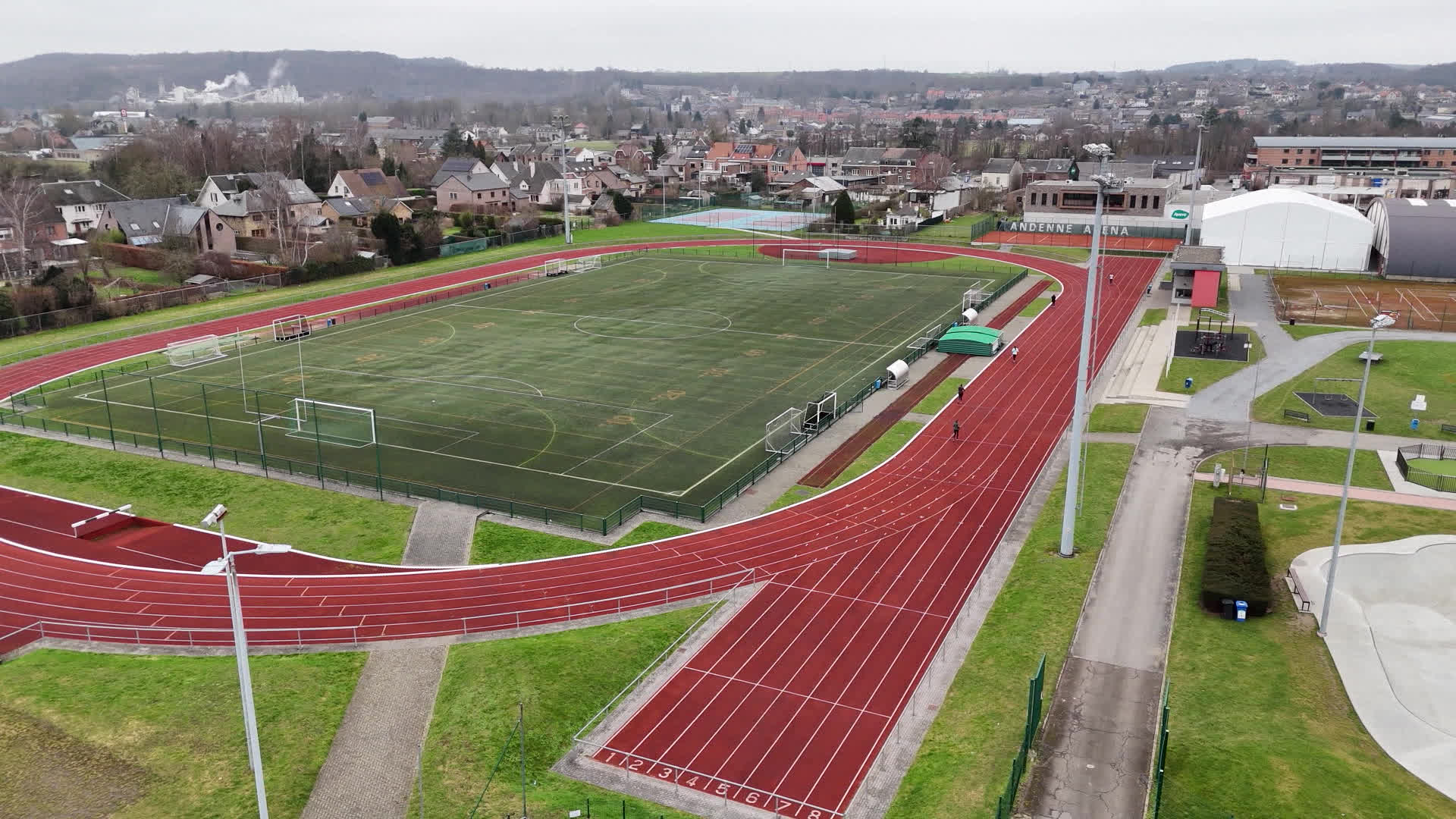 Vue aérienne de l'Andenne Arena et de son terrain