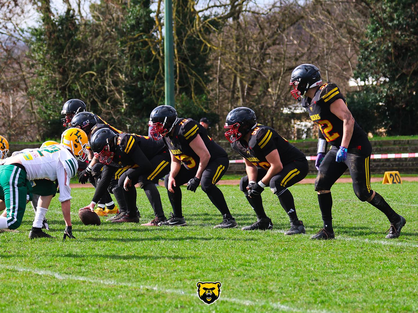 Ligne offensive des Andenne Bears prête au départ d'une action