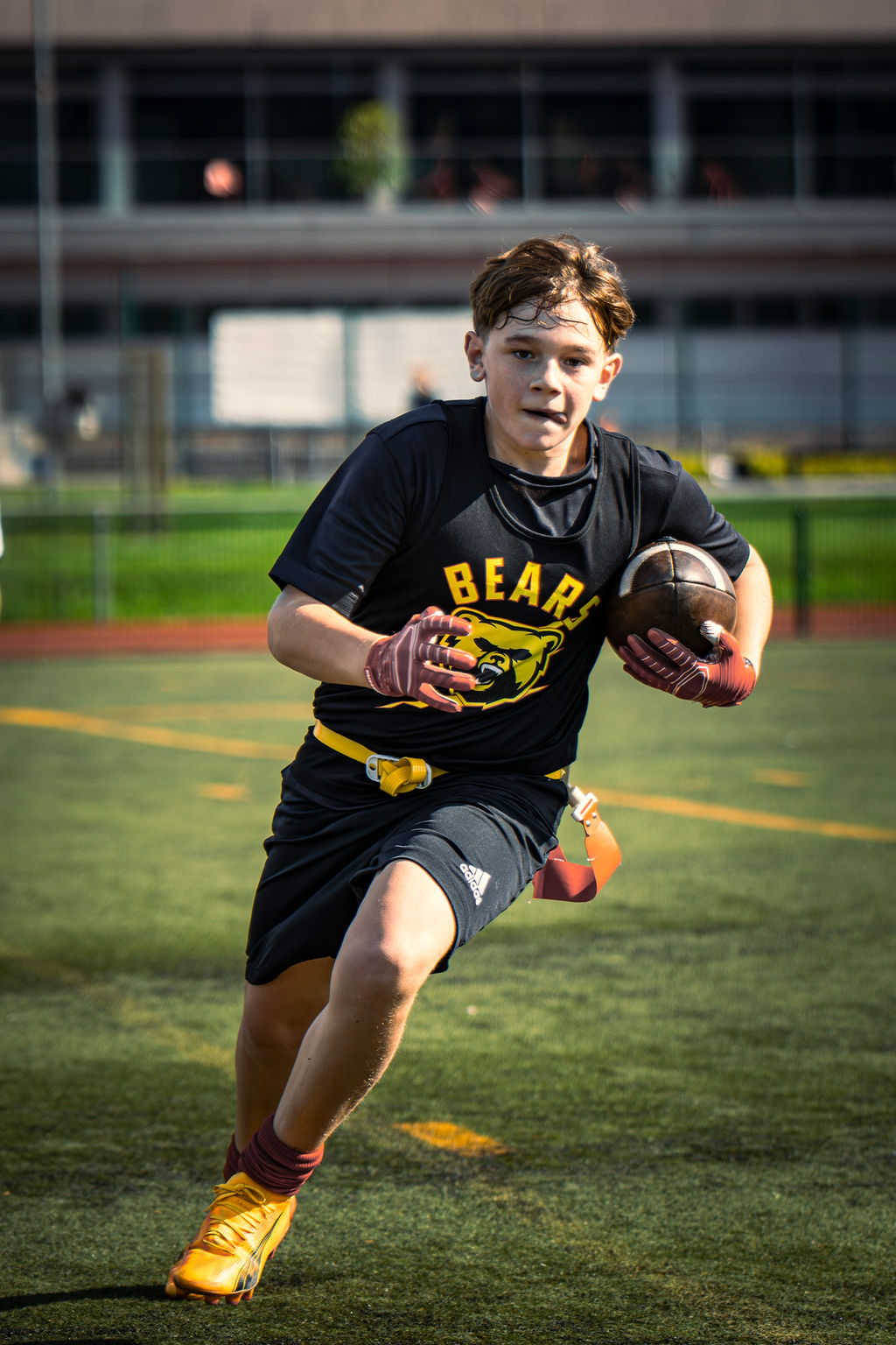 Jeunes joueurs des Andenne Bears pendant une action de flag football