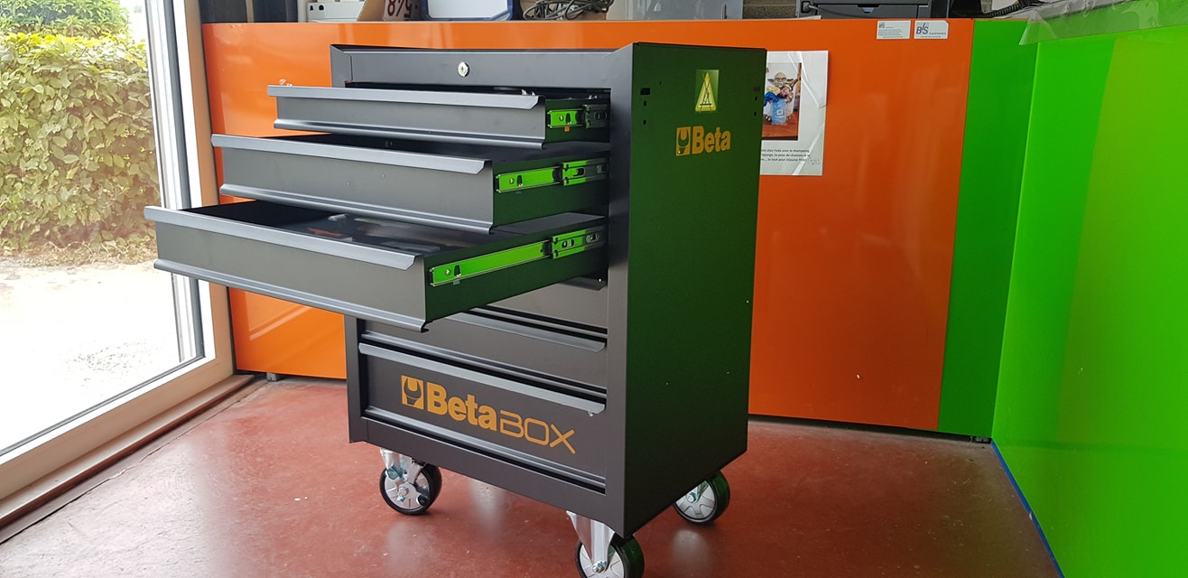 Équipe Yoda Carrosserie Service SPRL devant le magasin