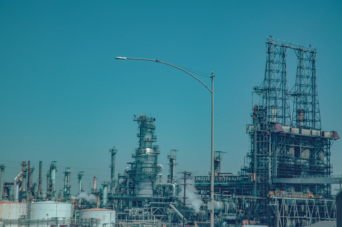 Tours et installations d’une raffinerie de pétrole.